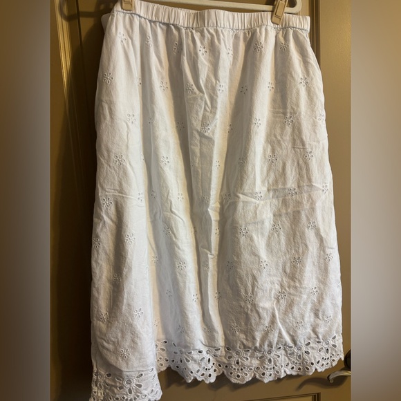 Old Navy White Eyelet A-Line Skirt - Picture 2 of 4